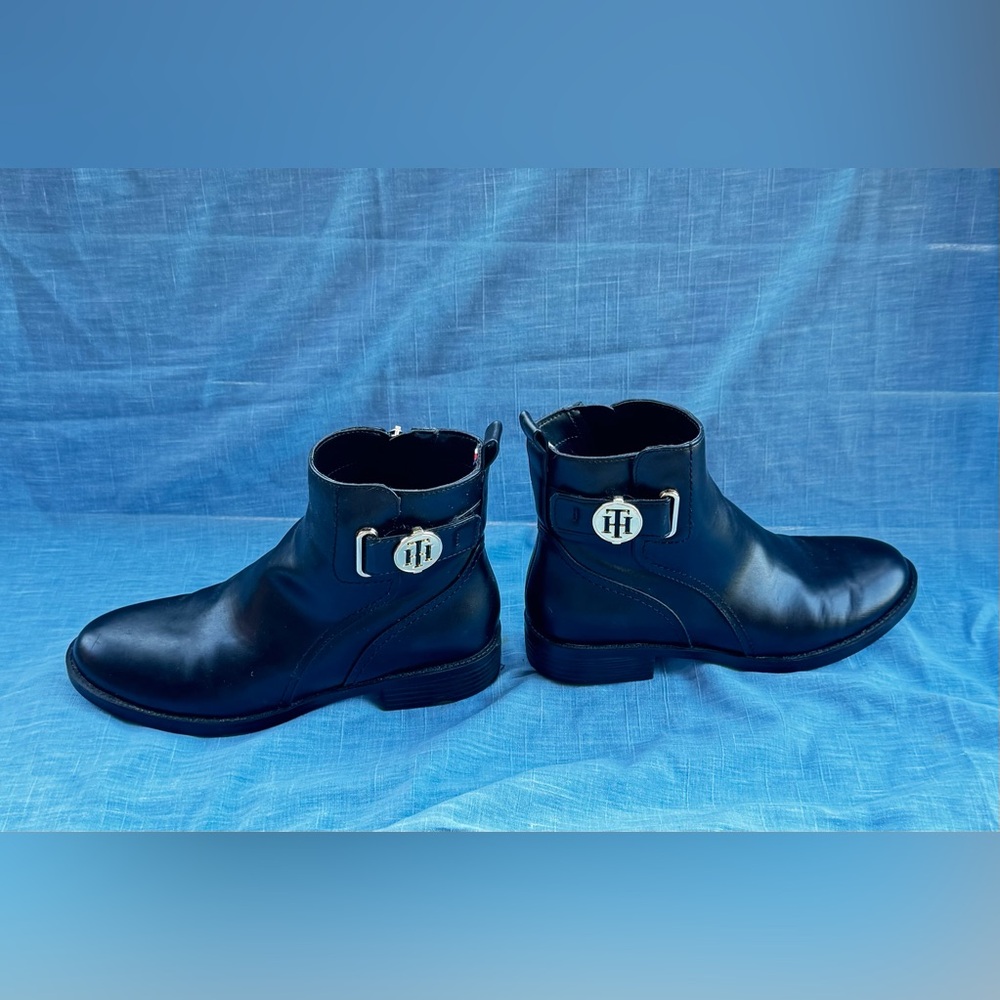 Tommy Hilfiger Womens Rezin 2 Faux Leather Logo Ankle Boots SZ. 7